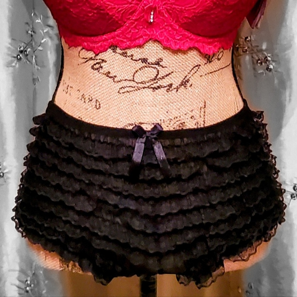 Retro rockabilly 50s pin-up girl, Lace ruffled cheeky bloomers